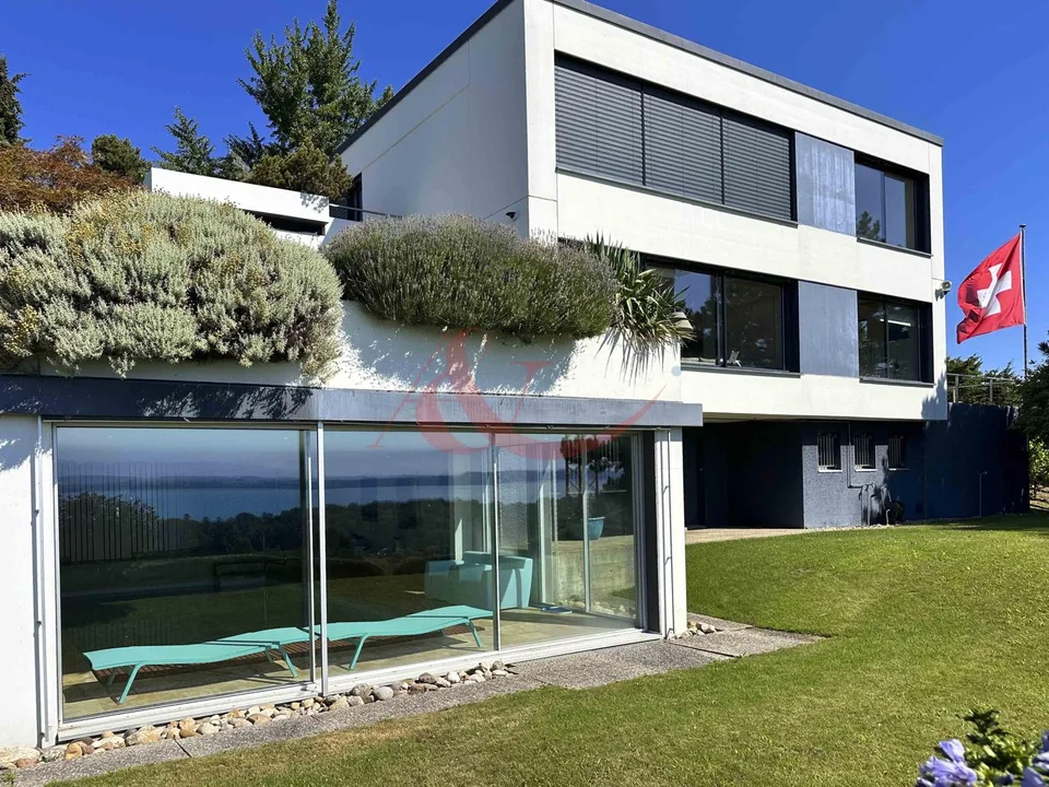 Villa d'exception avec piscine intérieure et vue à couper le souffle