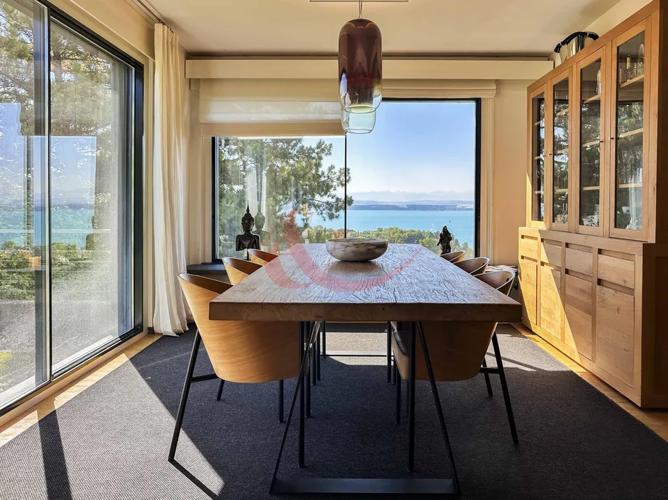 Villa d'exception avec piscine intérieure et vue à couper le souffle