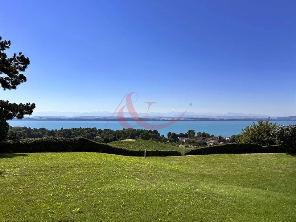 Villa d'exception avec piscine intérieure et vue à couper le souffle