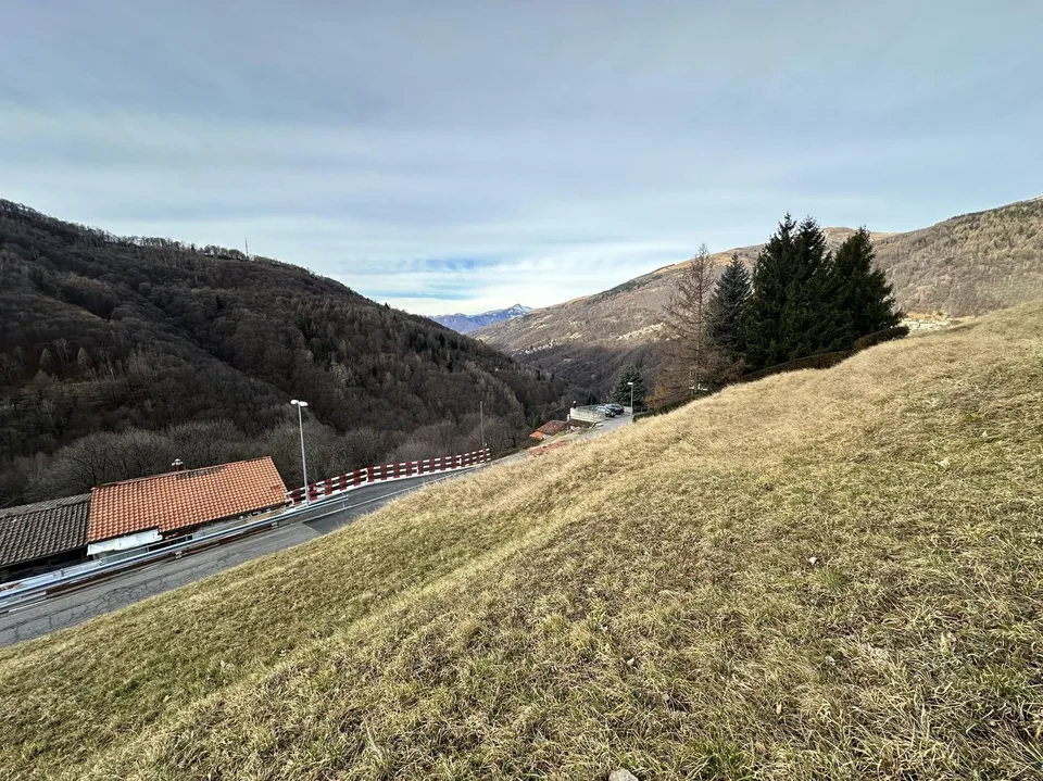 GRAND TERRAIN CONSTRUCTIBLE POUR 3-4 UNITÉS D'HABITATION À CERTARA