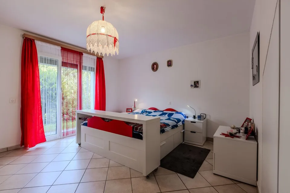 Villa bifamiliale spacieuse 6.5 avec jardin à Carabbia