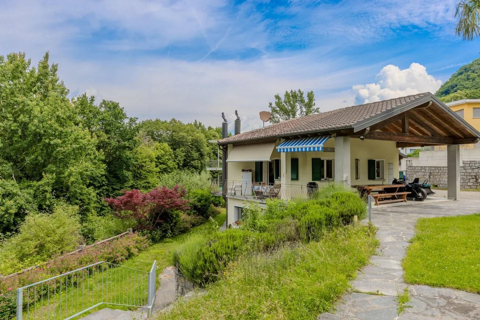 SPAZIOSA VILLA BIFAMILIARE 6.5 CON GIARDINO A CARABBIA