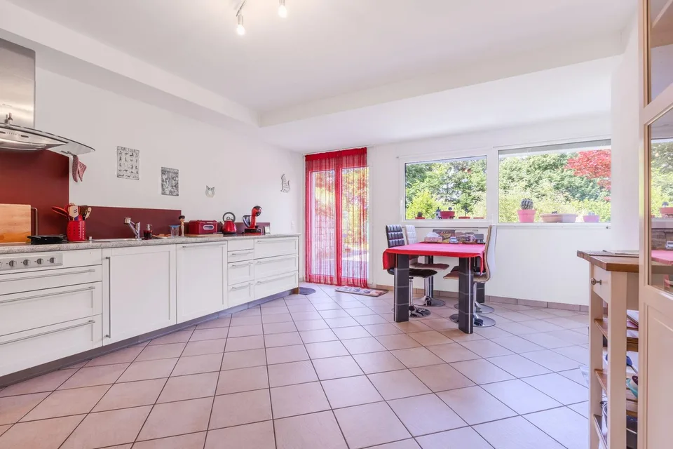 Villa bifamiliale spacieuse 6.5 avec jardin à Carabbia