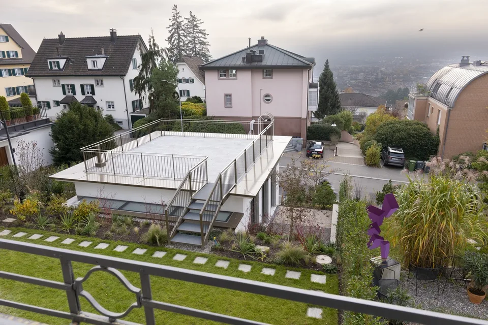 Villa sul Zürichberg con vista sulla città, lago e montagne