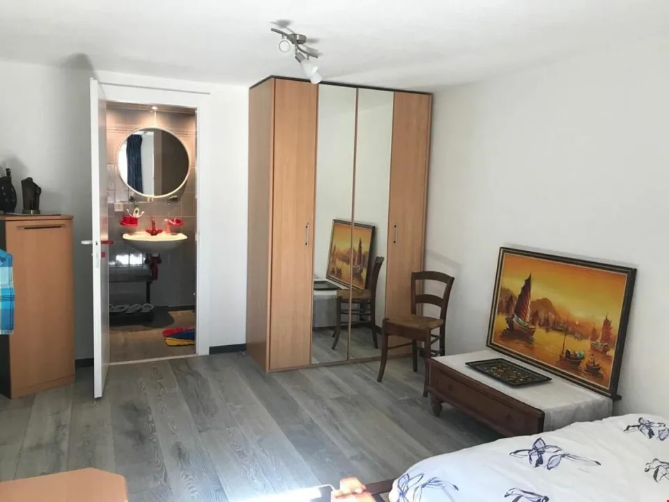 Schönes renoviertes Zimmer zur Miete in einer Villa