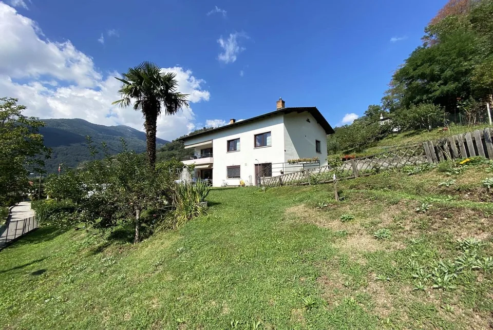 CASA BIFAMILIARE 8.5 LOCALI CON TERRENO EDIFICABILE A LAMONE