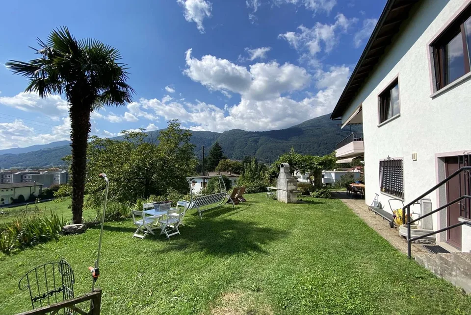 BIFAMILIENHAUS MIT 8.5 ZIMMERN UND BAUGRUNDSTÜCK IN LAMONE