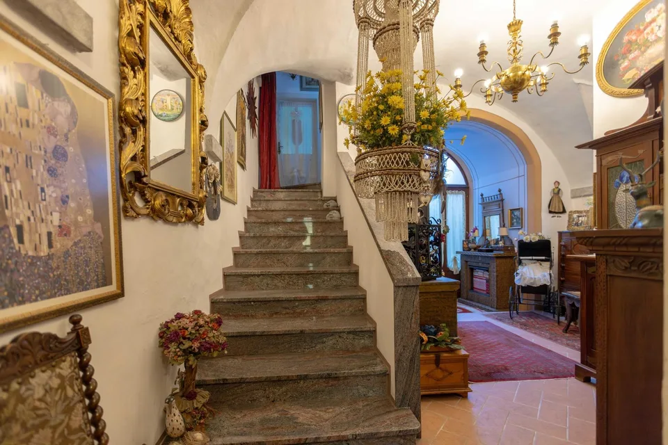 Romantische historische Villa 6.5 Zimmer mit Hof in Brissago