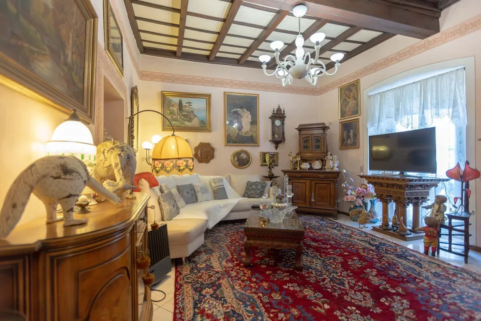 ROMANTICA VILLA STORICA 6.5 LOCALI CON CORTE A BRISSAGO