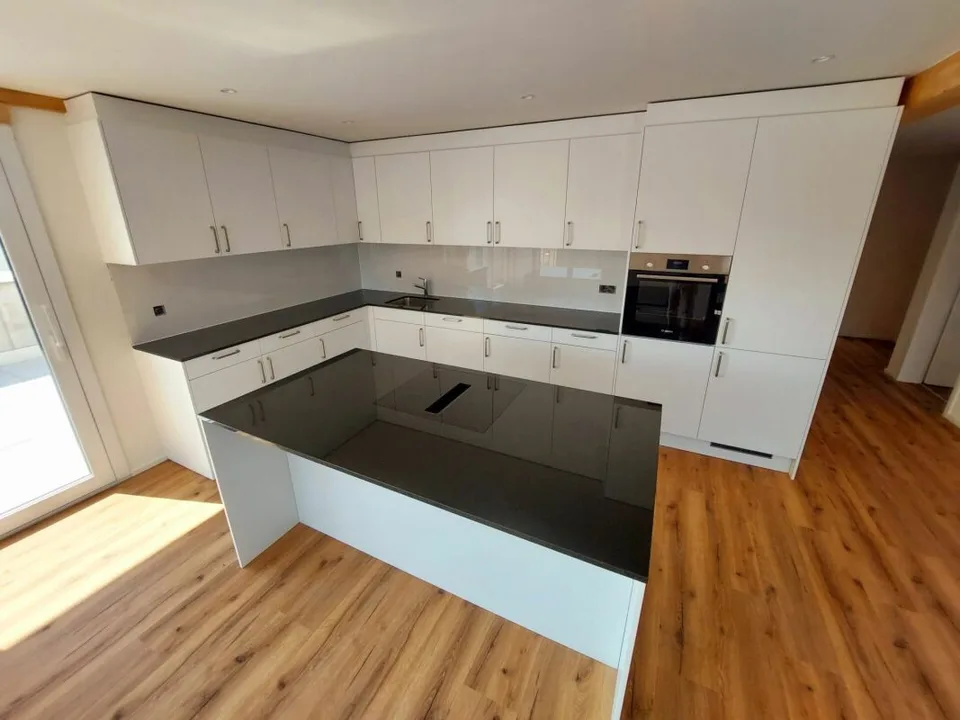 Appartement attique exclusif de 2,5 pièces avec environ 74 m² de terrasse ensoleillée - Première occupation dans un nouvel immeuble