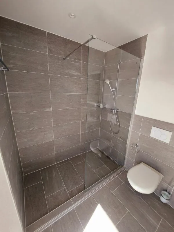 Exclusive 2.5-room attic apartment with approximately 74 m² sun terrace - First occupancy in new building – photo 8 of 13