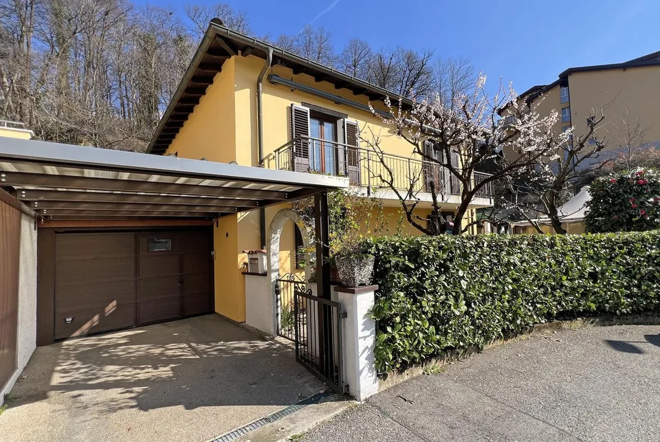 AFFITTASI GRAZIOSA CASA DI 4.5 LOCALI CON PATIO A CADRO
