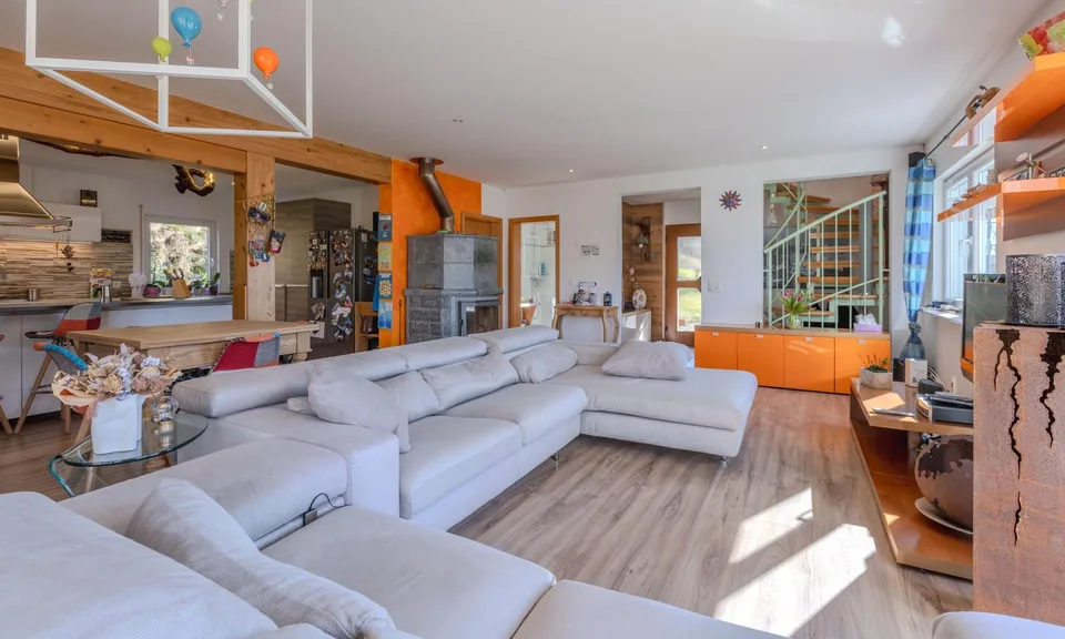 STUPENDA E AMPIA VILLA 5.5 LOCALI CON GIARDINO A BANCO