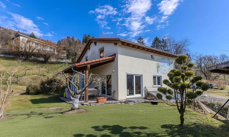 Großzügige und luxuriöse 5.5-Zimmer-Villa mit Garten an der Böschung