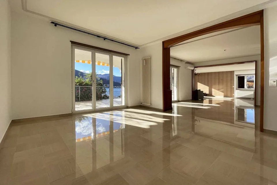 AMPIA VILLA 8.5 CON MAGNIFICA VISTA LAGO A COLLINA D'ORO