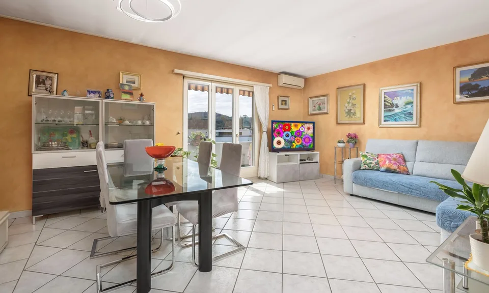 SPLENDIDO 4.5 LOCALI ULTIMO PIANO CON VISTA APERTA A STABIO