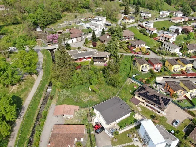 Umfangendes Baugrundstück mit genehmigtem Projekt in Mezzovico