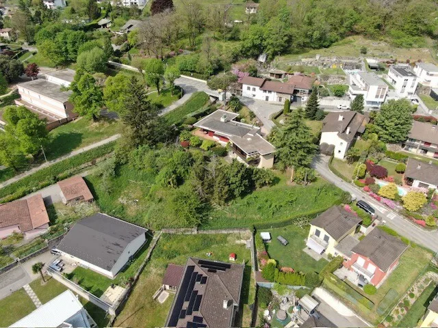 Umfangendes Baugrundstück mit genehmigtem Projekt in Mezzovico