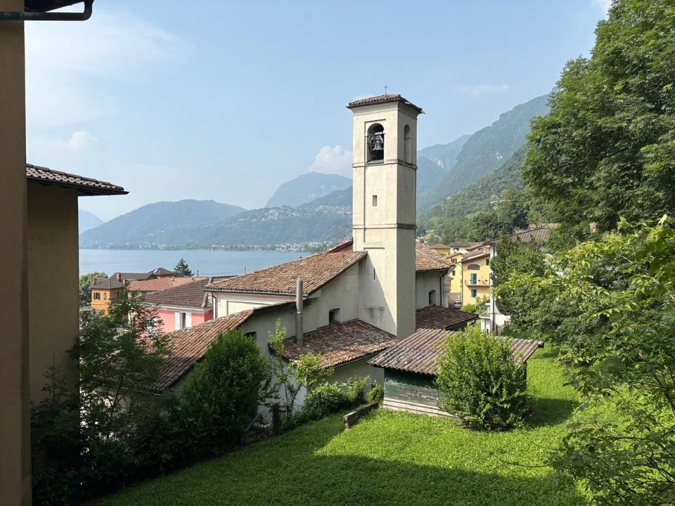 COMODO CON PARZIALE VISTA LAGO