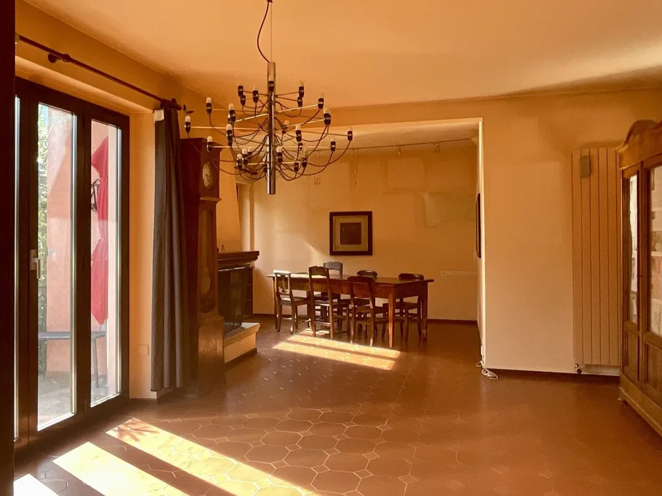 BELLINZONA - GROßES EINFAMILIENHAUS IN ZENTRALER LAGE