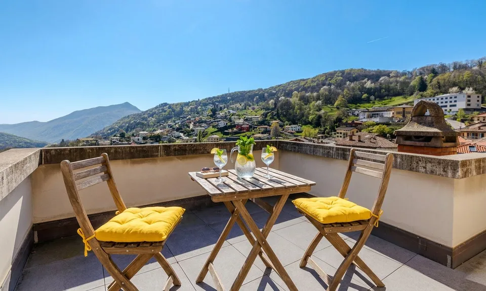DIMORA STORICA DI 9 LOCALI CON TERRAZZA PANORAMICA AD AROGNO