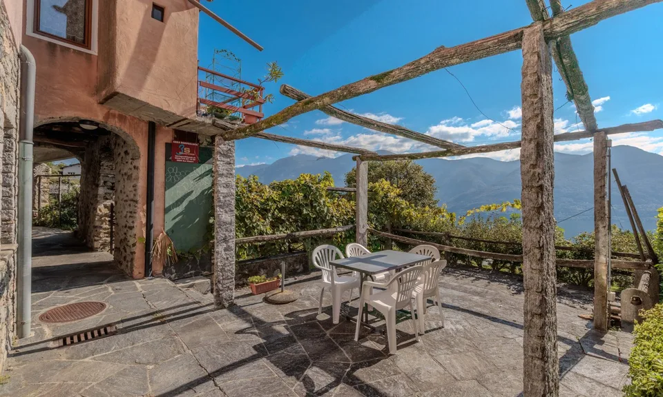 STABILE VISTA LAGO CON 3 UNITA', RISTORANTE E B&B A BRISSAGO