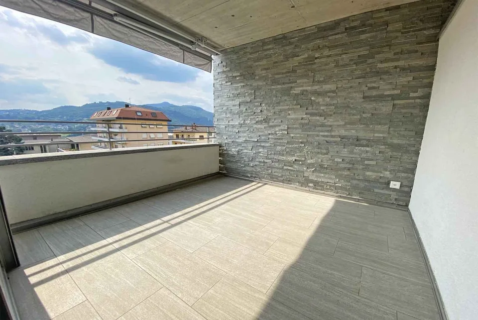 HELLES UND MODERNES 4.5-ZIMMER-WOHNUNG MIT GROßER TERRASSE IN MENDRISIO ZENTRUM