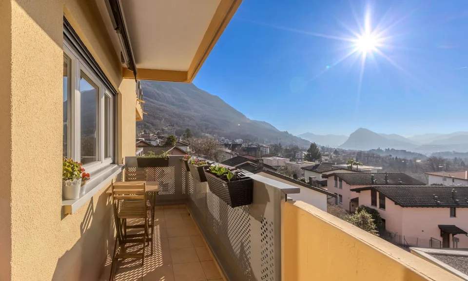APPARTEMENT ESPACIEUX 4.5 PIÈCES AVEC VUE PANORAMIQUE DANS UN ENVIRONNEMENT VERDANT À CADRO