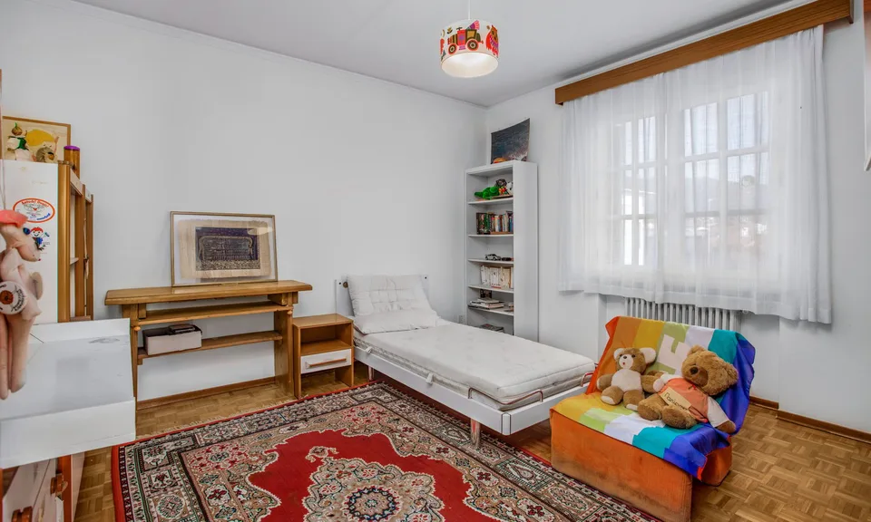 HELLDUNKLE VILLA 4.5 MIT SCHWIMMBAD UND GROSSEM GRUNDSTÜCK IN COLDRERIO