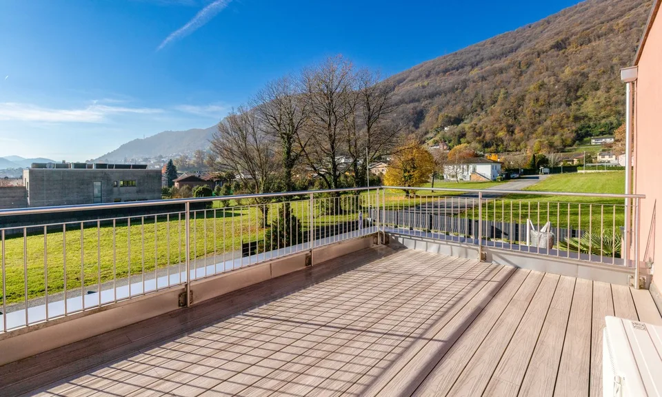 Moderne und geräumige Doppelhaushälfte 6.5 mit Pool in Bedano