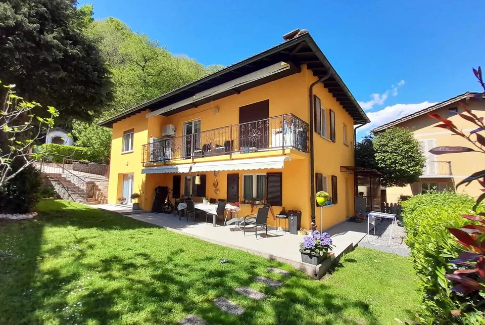 GRANDE VILLA BIFAMILIARE CON AMPIO GIARDINO A CANOBBIO