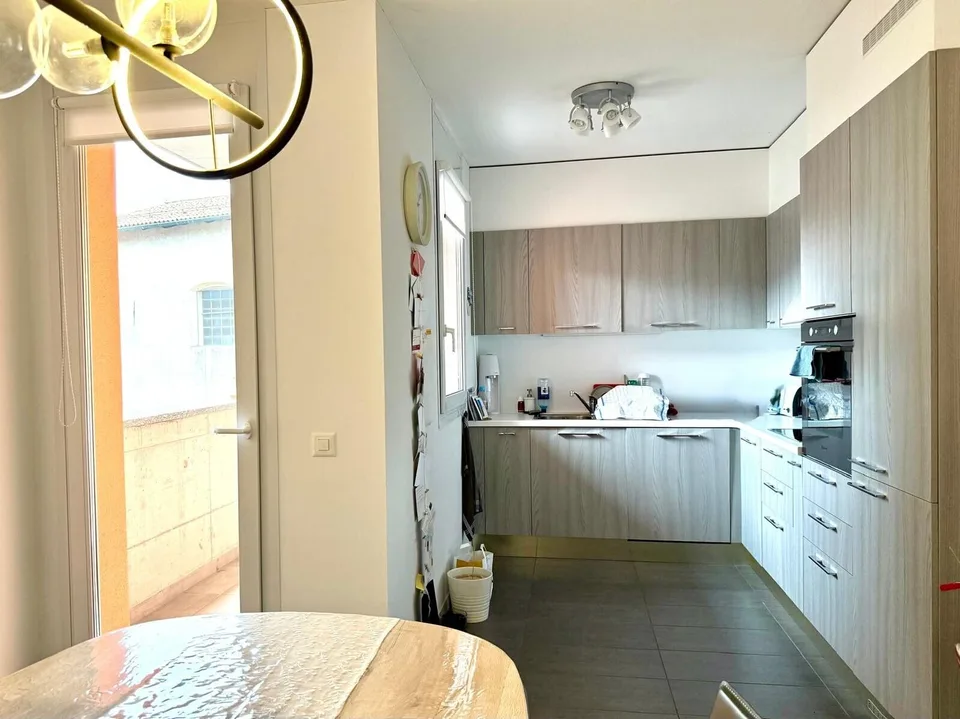 Spacious and comfortable 3.5-room apartment with two balconies in Chiasso