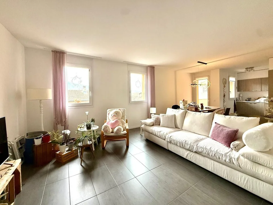 Spacious and comfortable 3.5-room apartment with two balconies in Chiasso