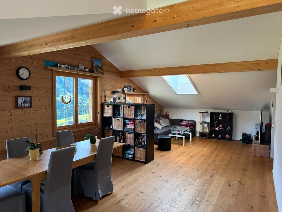 Incantevole appartamento mansardato di 2,5 locali con panorama montano a Klosters-Dorf