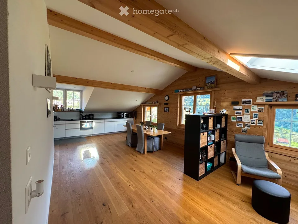 Incantevole appartamento mansardato di 2,5 locali con panorama montano a Klosters-Dorf