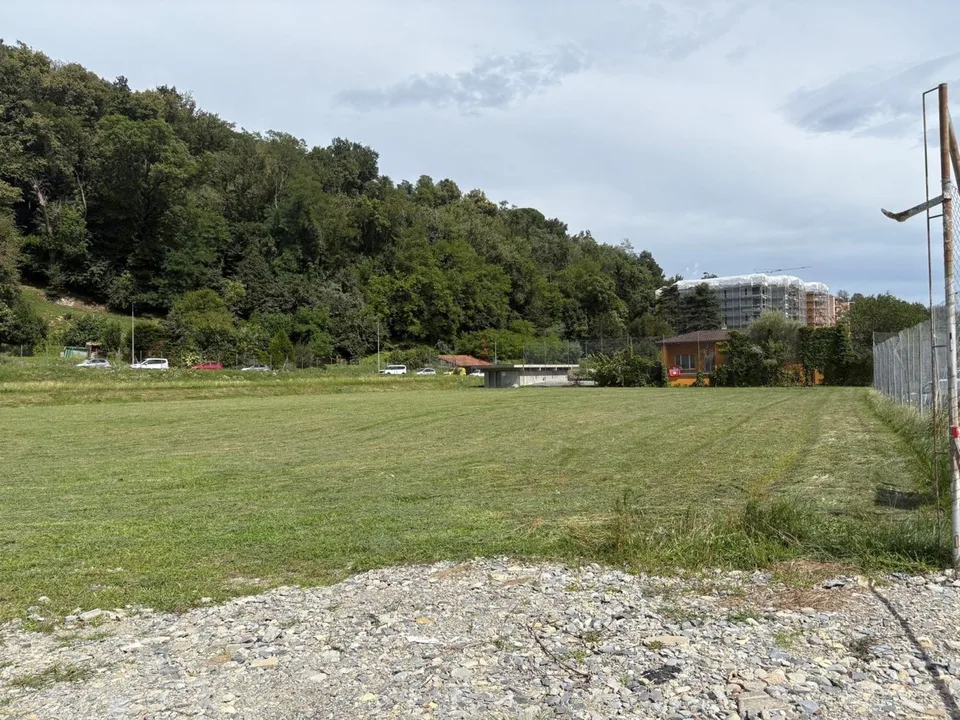 SPLENDIDO TERRENO PIANEGGIANTE NEL CUORE DEL PAESE