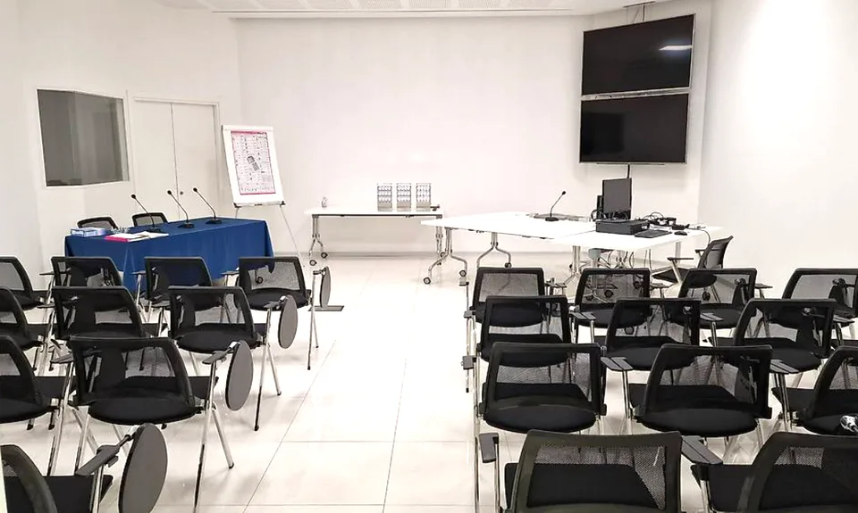 MODERNA AREA COMMERCIALE DI 800 MQ CON MAGAZZINO A MENDRISIO