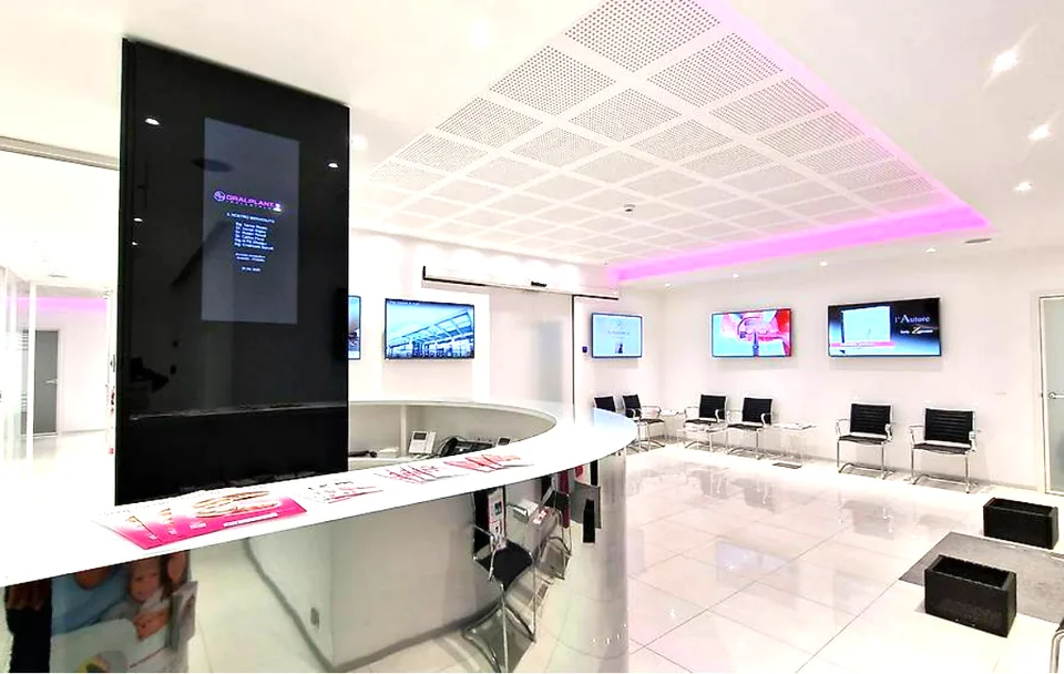 MODERNA AREA COMMERCIALE DI 800 MQ CON MAGAZZINO A MENDRISIO