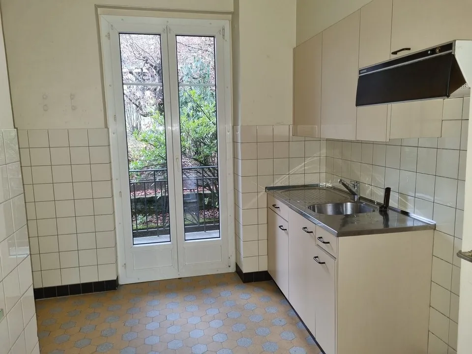 3 Zimmer mit Balkon in kleinem Haus