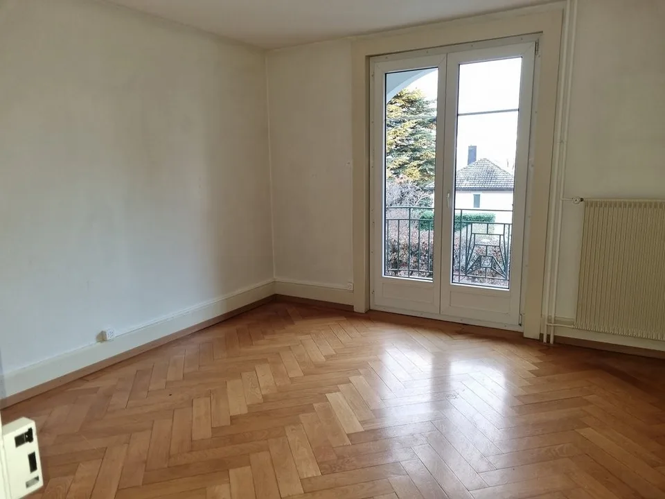 3 Zimmer mit Balkon in kleinem Haus