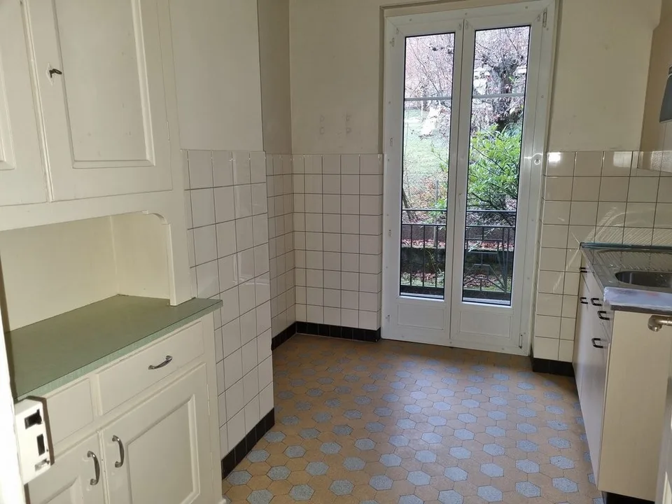 3 Zimmer mit Balkon in kleinem Haus