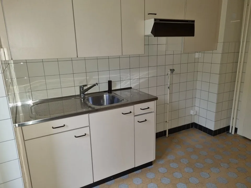 3 Zimmer mit Balkon in kleinem Haus