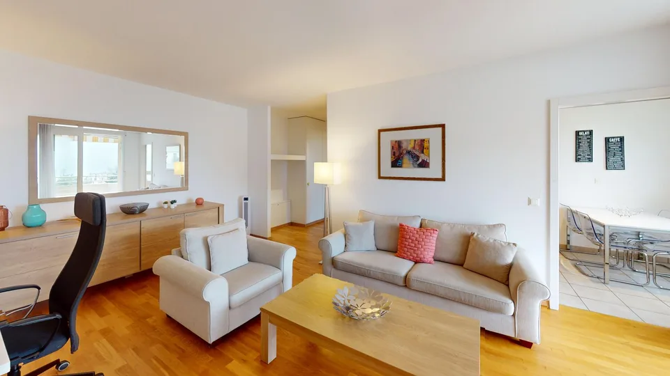 Geräumige 2-Zimmer, 2-Badezimmer-Wohnung mit Parkplatz, Balkon und Seeblick!