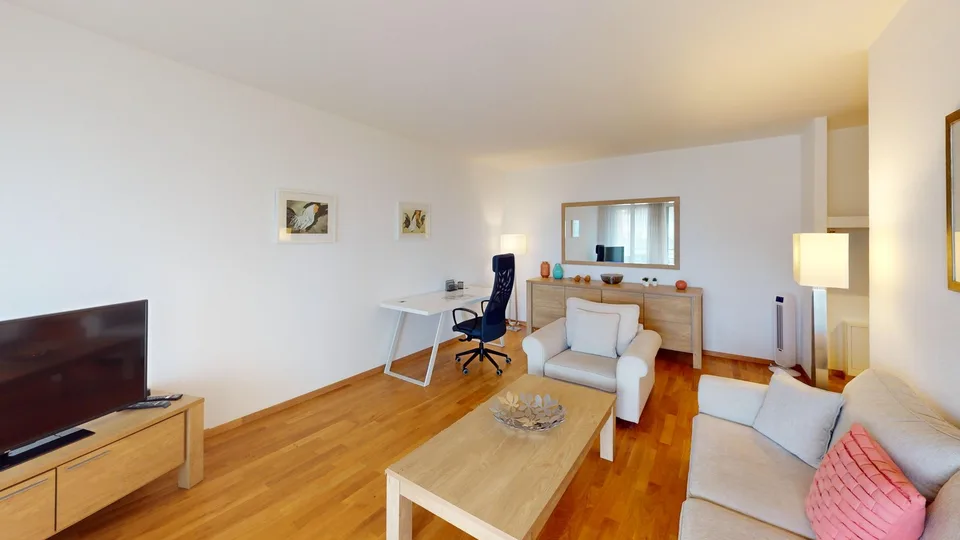 Ampio appartamento 2 camere, 2 bagni con parcheggio, balcone e vista sul lago! – foto 9 di 20