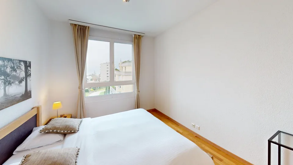 Ampio appartamento 2 camere, 2 bagni con parcheggio, balcone e vista sul lago! – foto 19 di 20