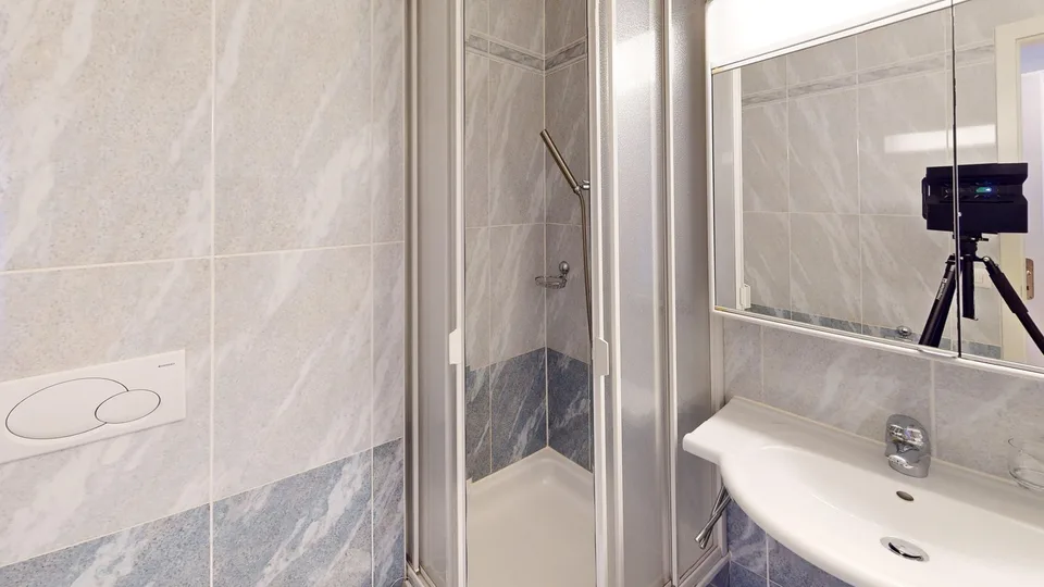 Ampio appartamento 2 camere, 2 bagni con parcheggio, balcone e vista sul lago! – foto 17 di 20