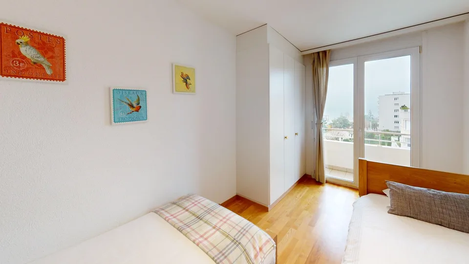 Ampio appartamento 2 camere, 2 bagni con parcheggio, balcone e vista sul lago! – foto 18 di 20