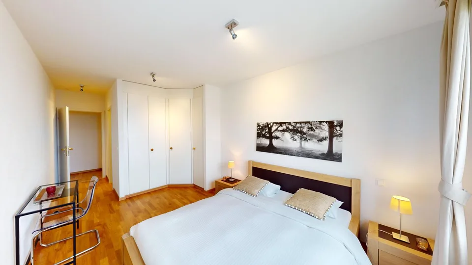 Ampio appartamento 2 camere, 2 bagni con parcheggio, balcone e vista sul lago! – foto 7 di 20