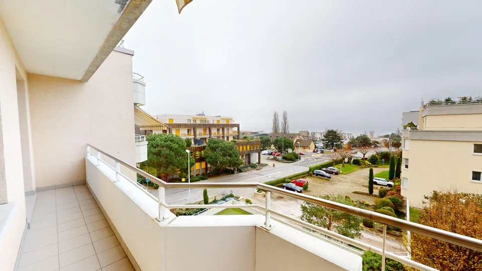 Ampio appartamento 2 camere, 2 bagni con parcheggio, balcone e vista sul lago! – foto 15 di 20