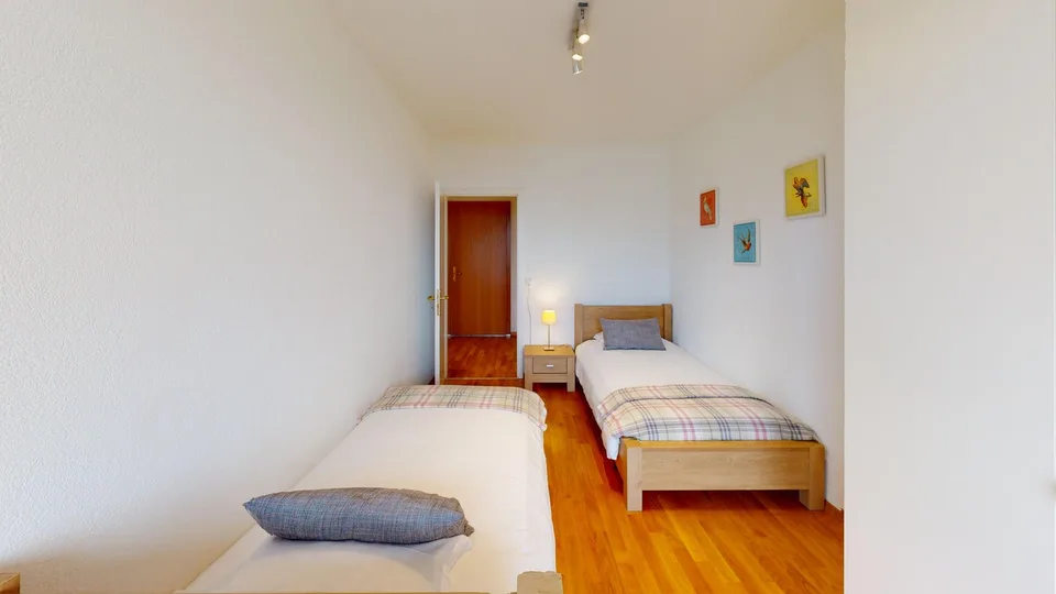 Ampio appartamento 2 camere, 2 bagni con parcheggio, balcone e vista sul lago! – foto 14 di 20